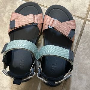 Kid’s ZARA sandal adjustable strap size 1 (8 inches )